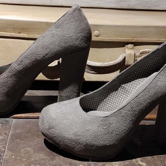 NWT Candies Gray Heels - Picture 2 of 4